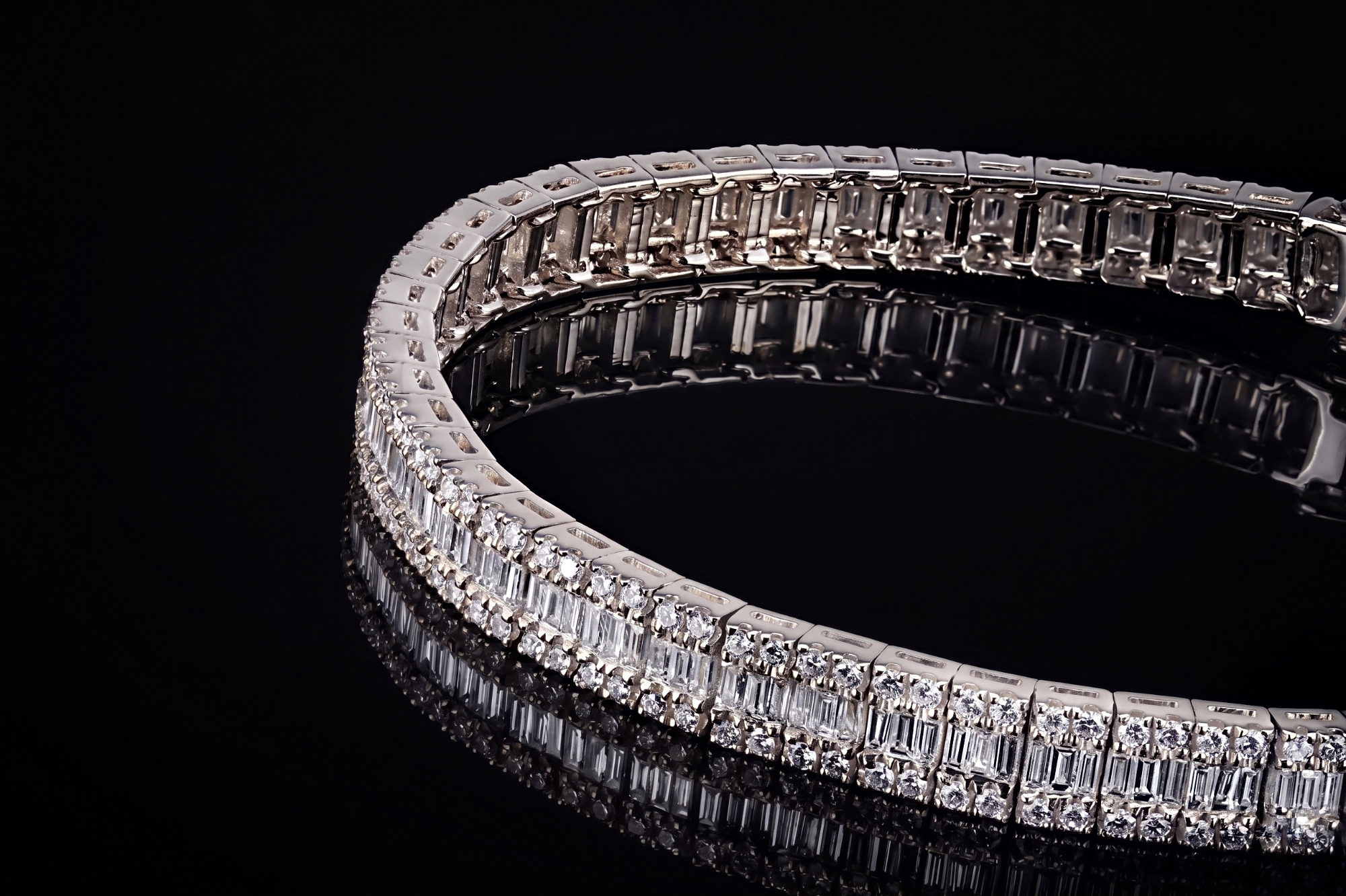 InvisibleExcelsior™ 11.88 ct Bracelet in 18k white gold, photo 3