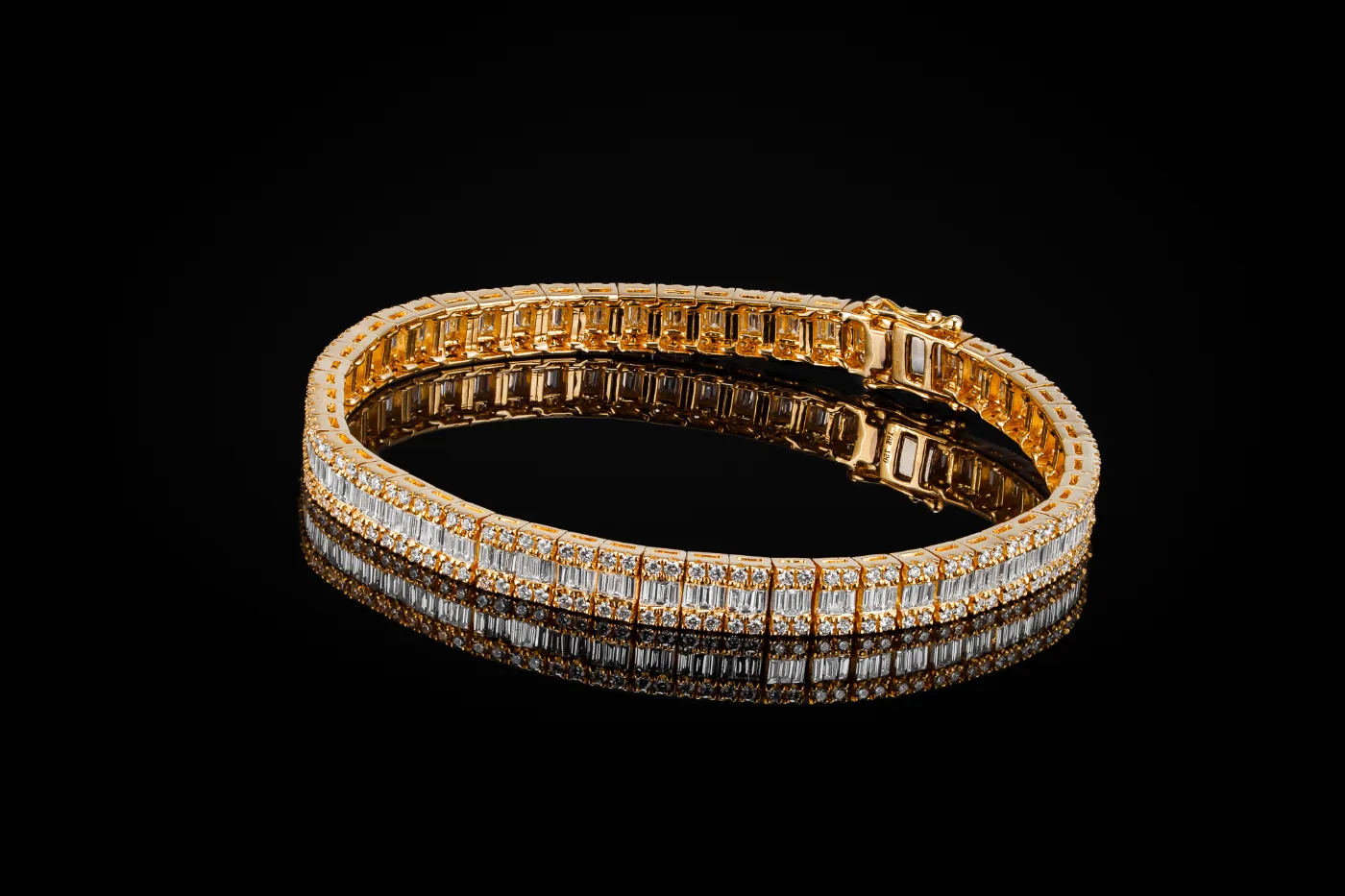 "InvisibleExcelsior™" Bracelet 4.40ct in 18k yellow gold, product view