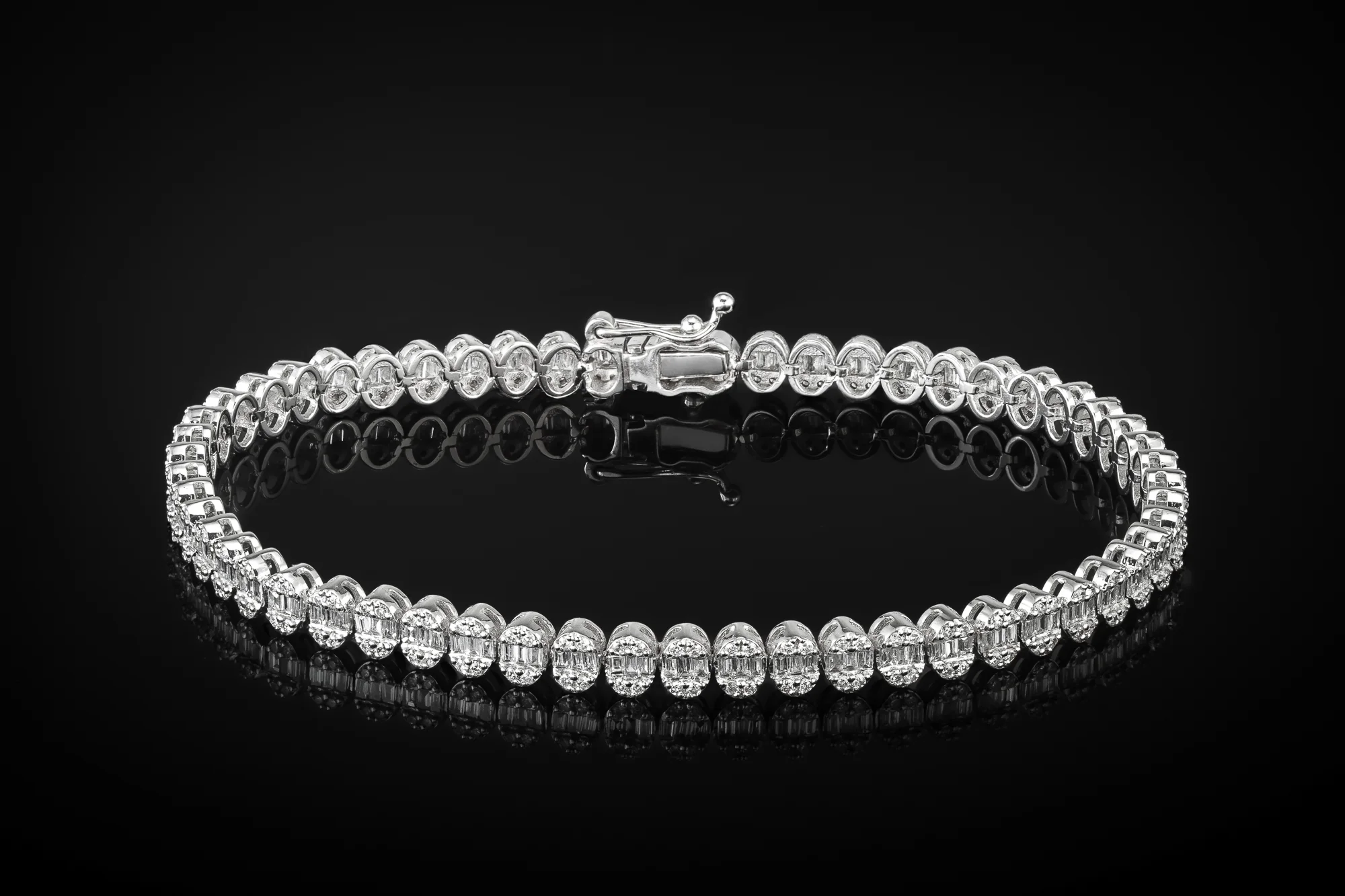 “VelvetVogue™” Bracelet in 18k white gold, photo 3