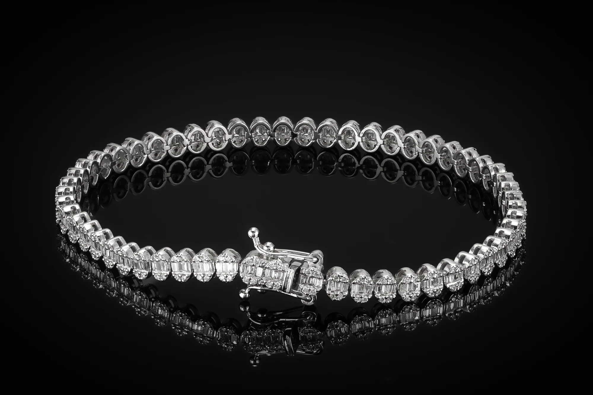 “VelvetVogue™” Bracelet in 18k white gold, photo 4