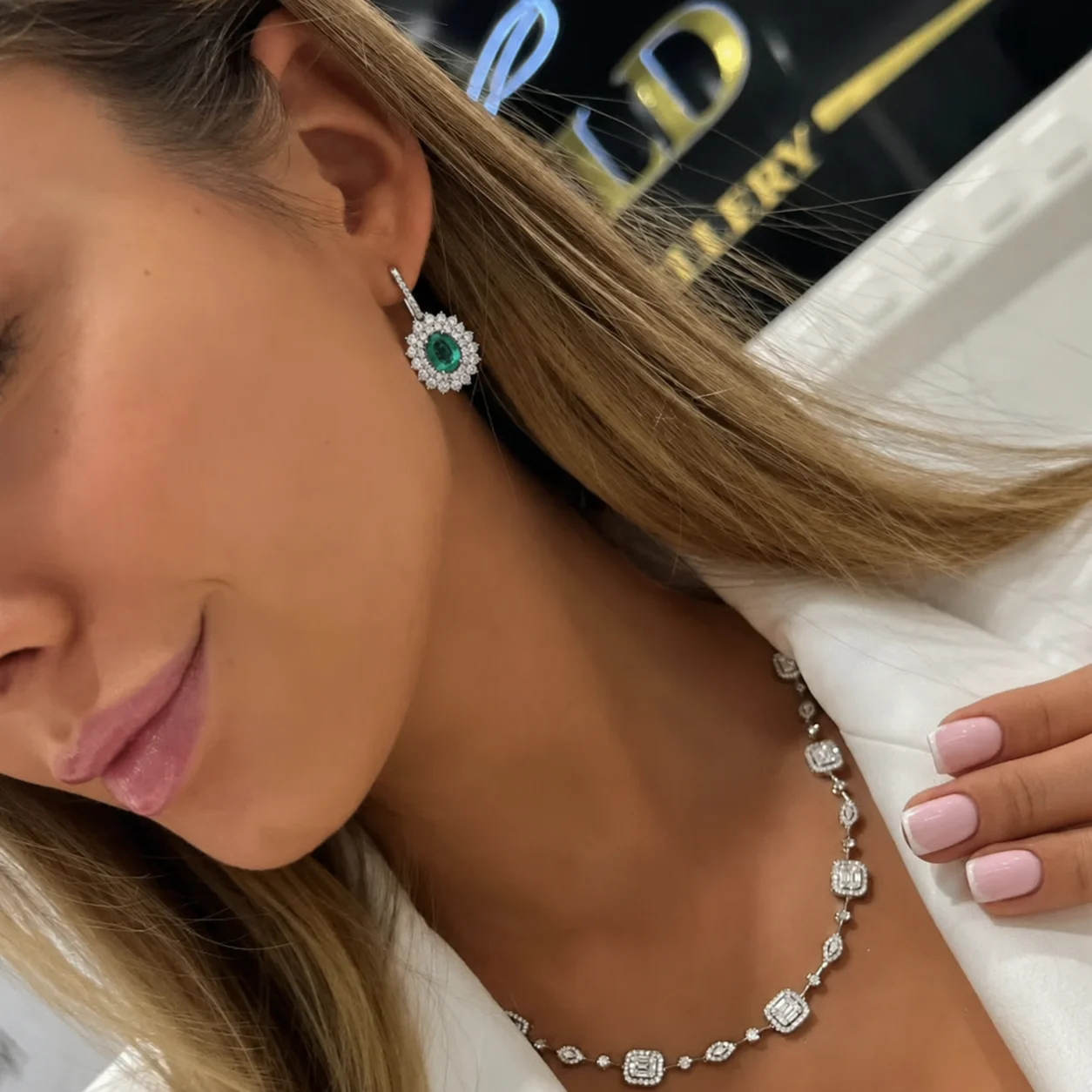 "EmeraldAura™" Earrings in 18k white gold, photo 3