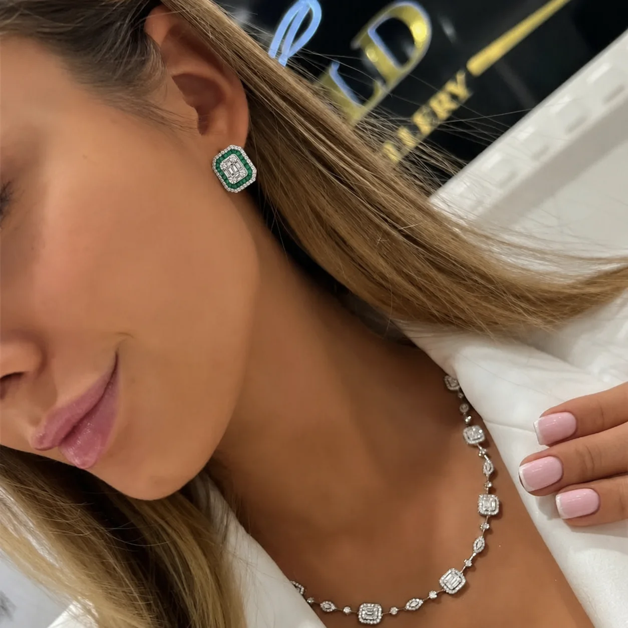 "EmeraldCrest™" Earrings in 18k white gold, photo 3
