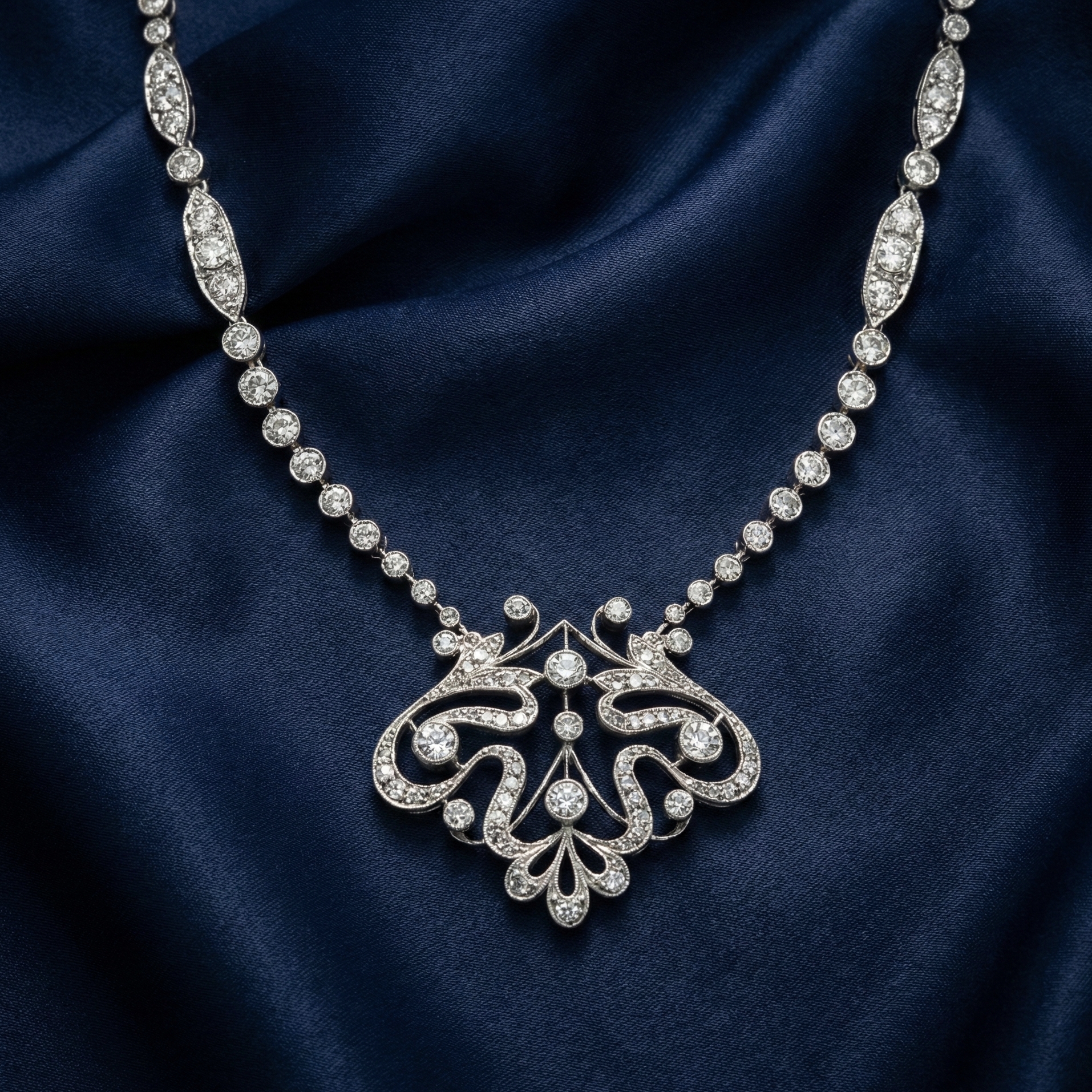 BridalMajesty™ Necklace in 18k white gold and platinum, photo 2