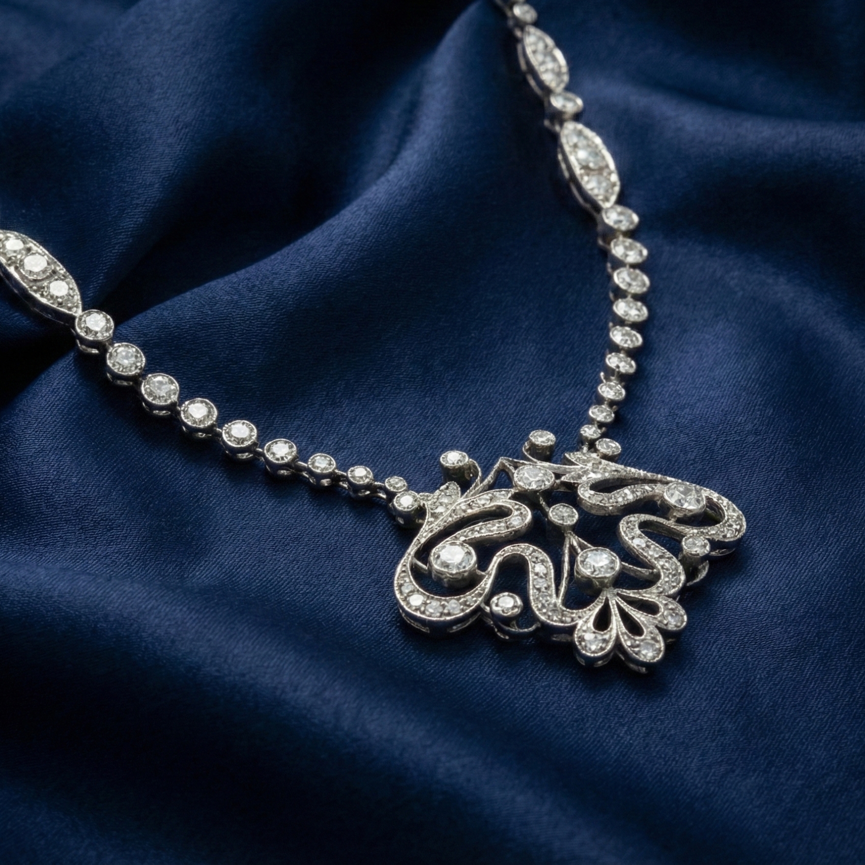 BridalMajesty™ Necklace in 18k white gold and platinum, photo 3