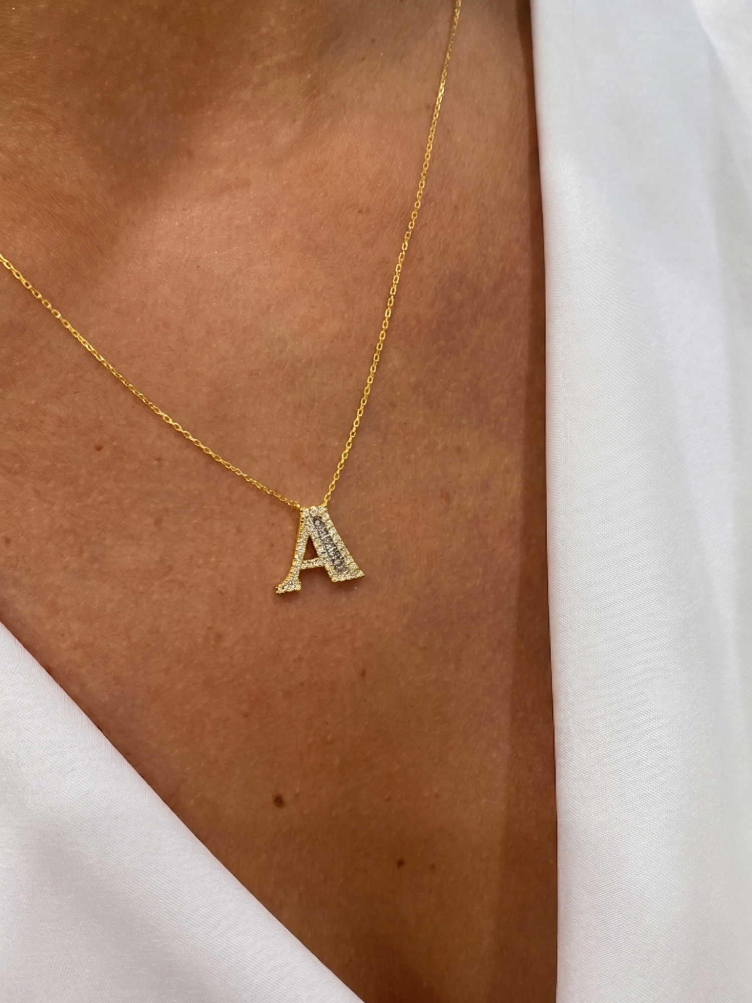 A Letter "Collier Première Lettre™" Necklace in 18k yellow gold, photo 5