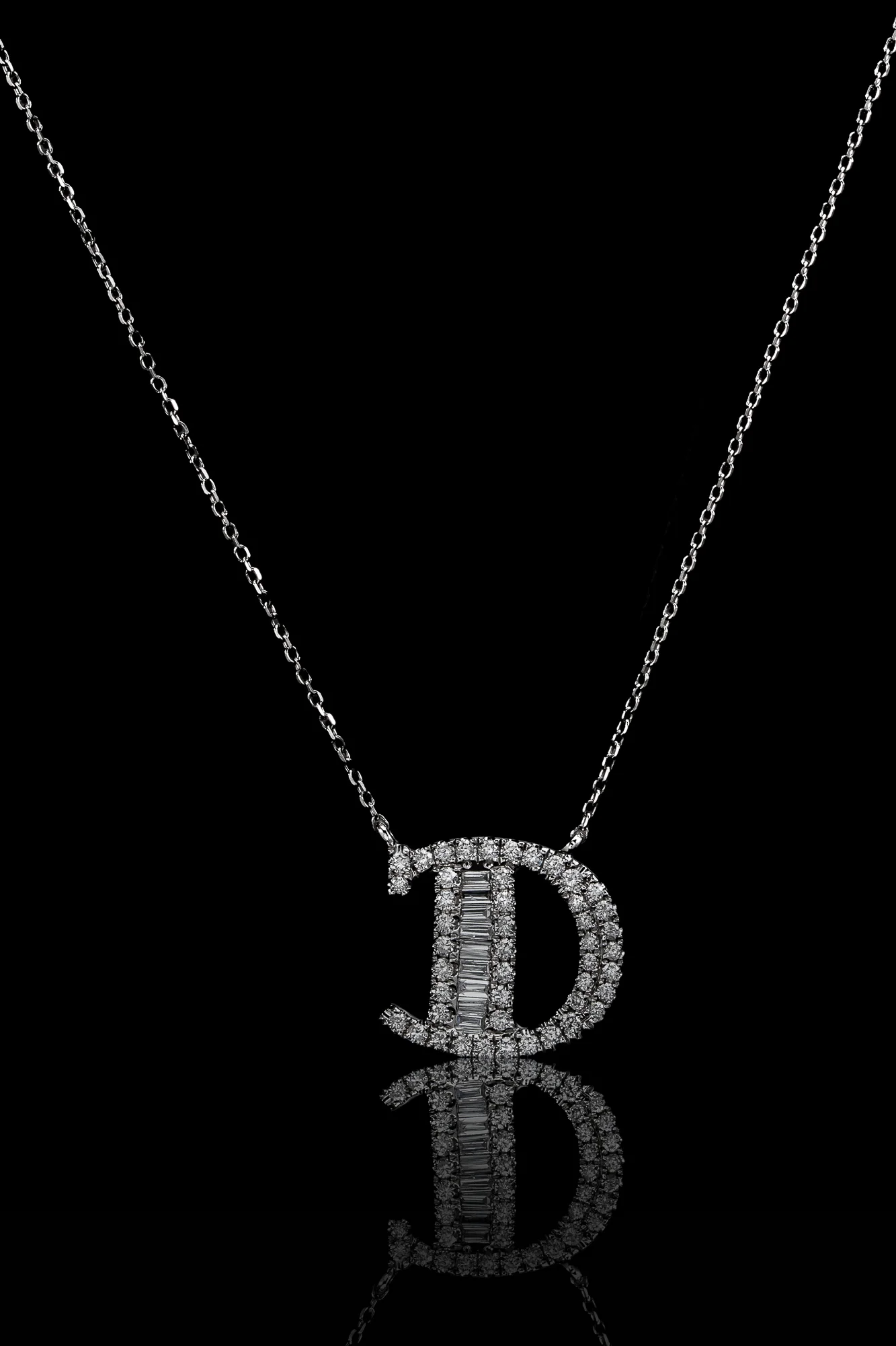 Necklace with the letter D "Collier Première Lettre™" in 18k white gold, photo 3