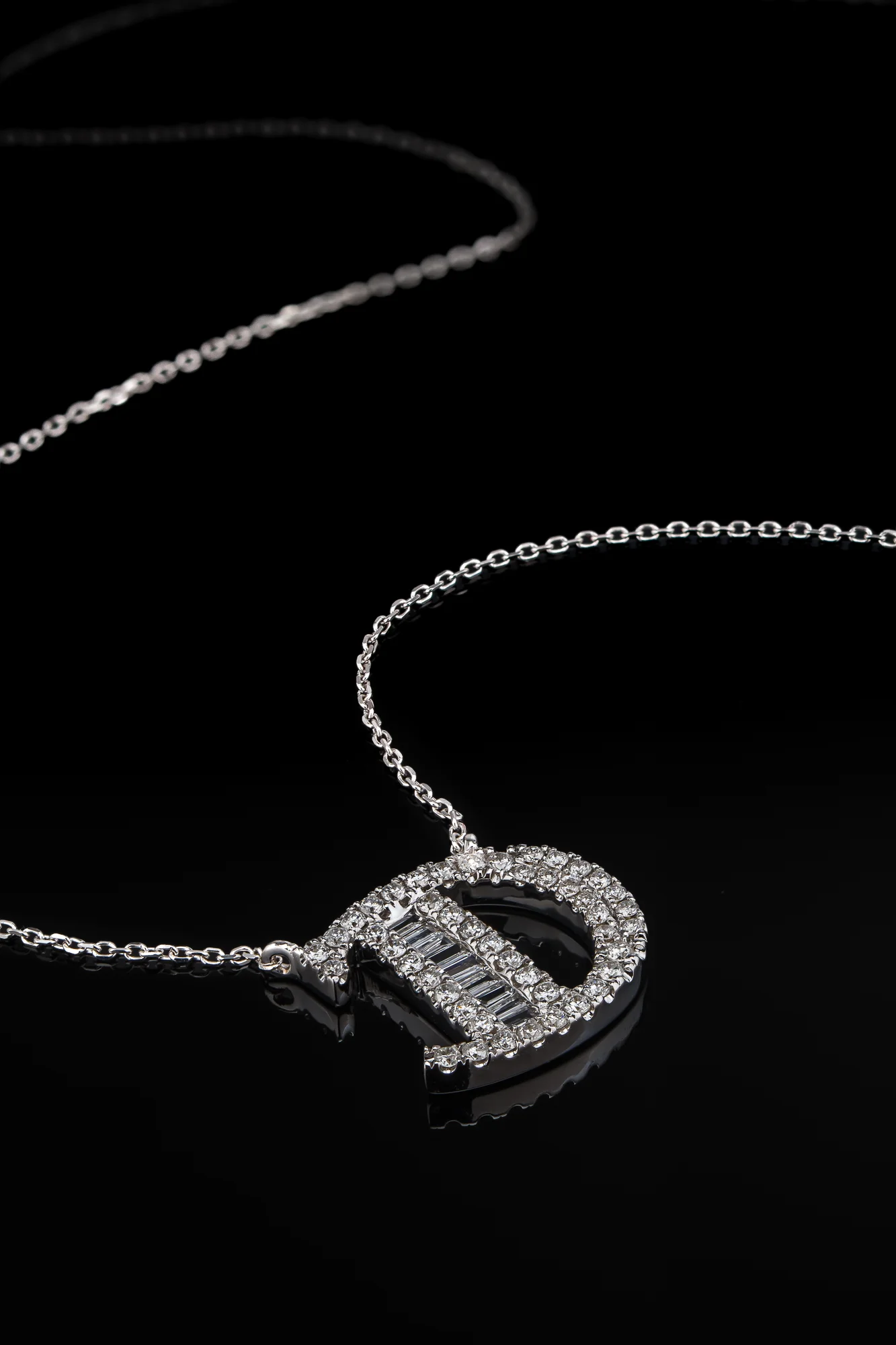 Necklace with the letter D "Collier Première Lettre™" in 18k white gold, photo 5
