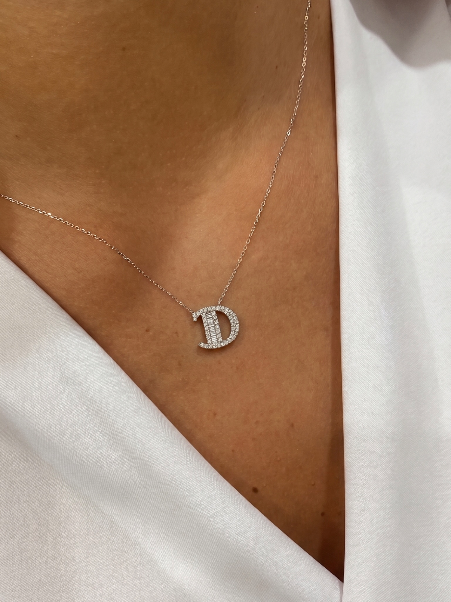 Necklace with the letter D "Collier Première Lettre™" in 18k white gold, photo 6