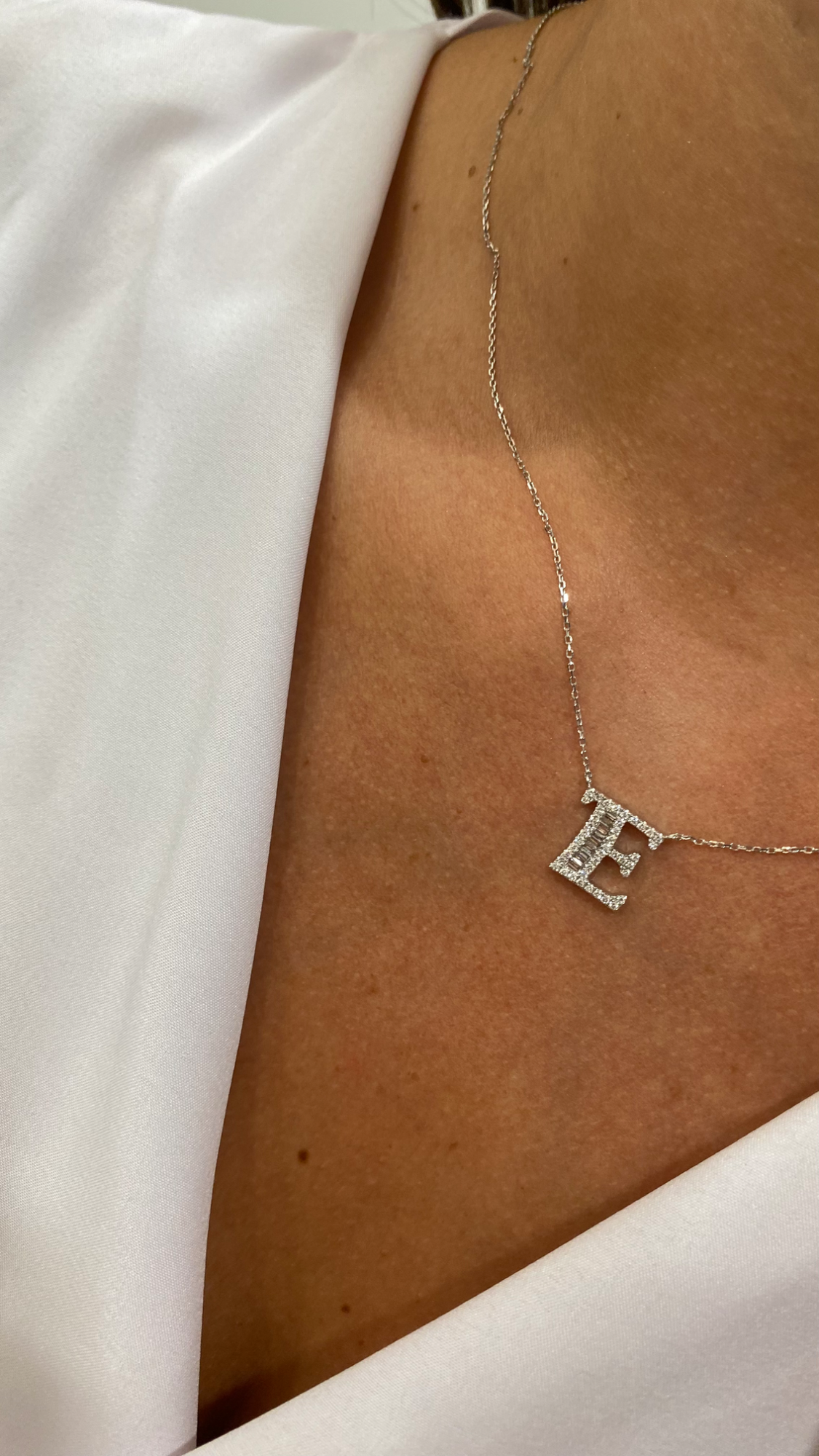 Letter E Necklace "Collier Première Lettre™" in 18k white gold, photo 5