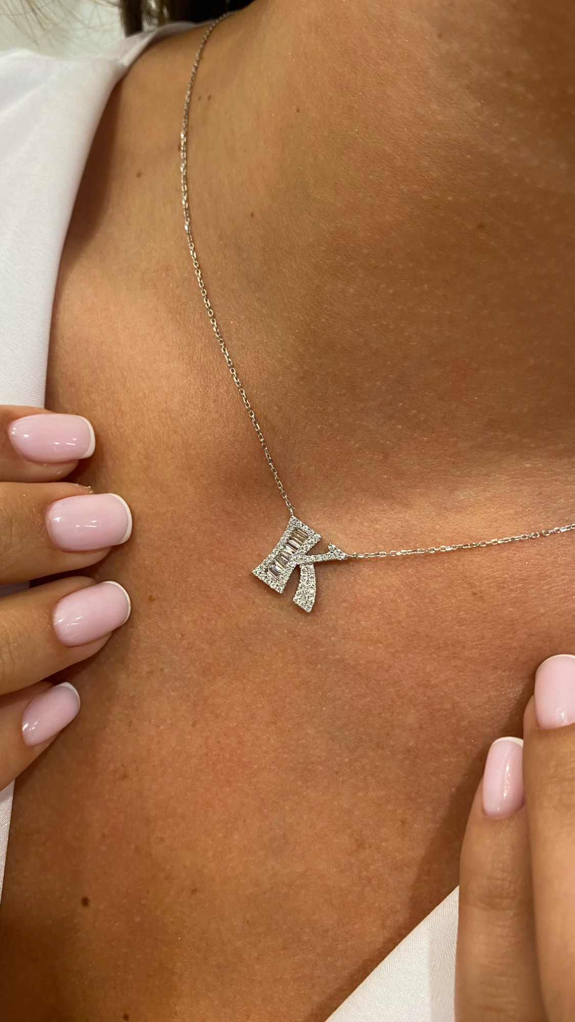 Necklace with the letter K "Collier Première Lettre™" in 18k yellow gold, photo 2