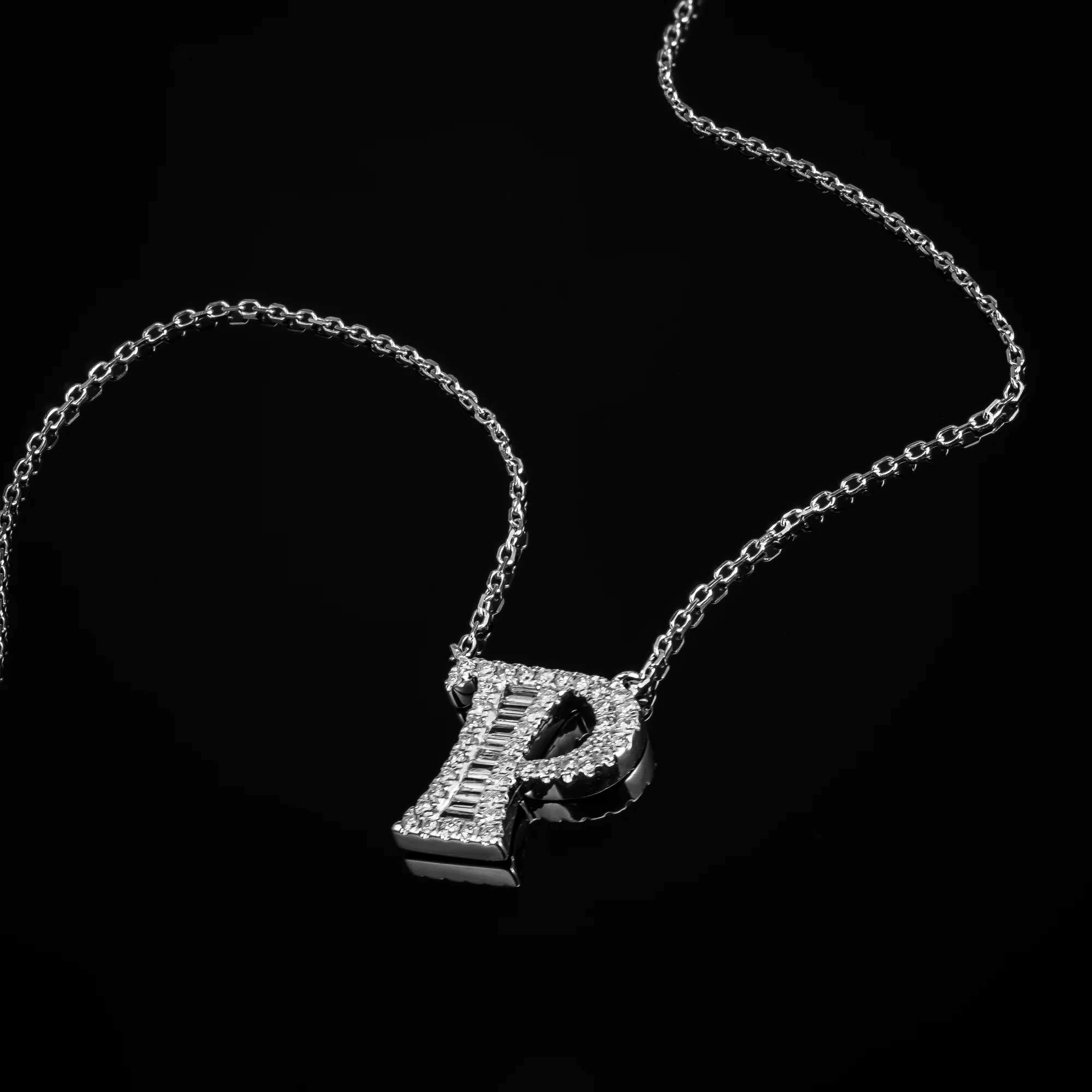 Necklace with the letter P "Collier Première Lettre™" in 18k white gold, photo 3