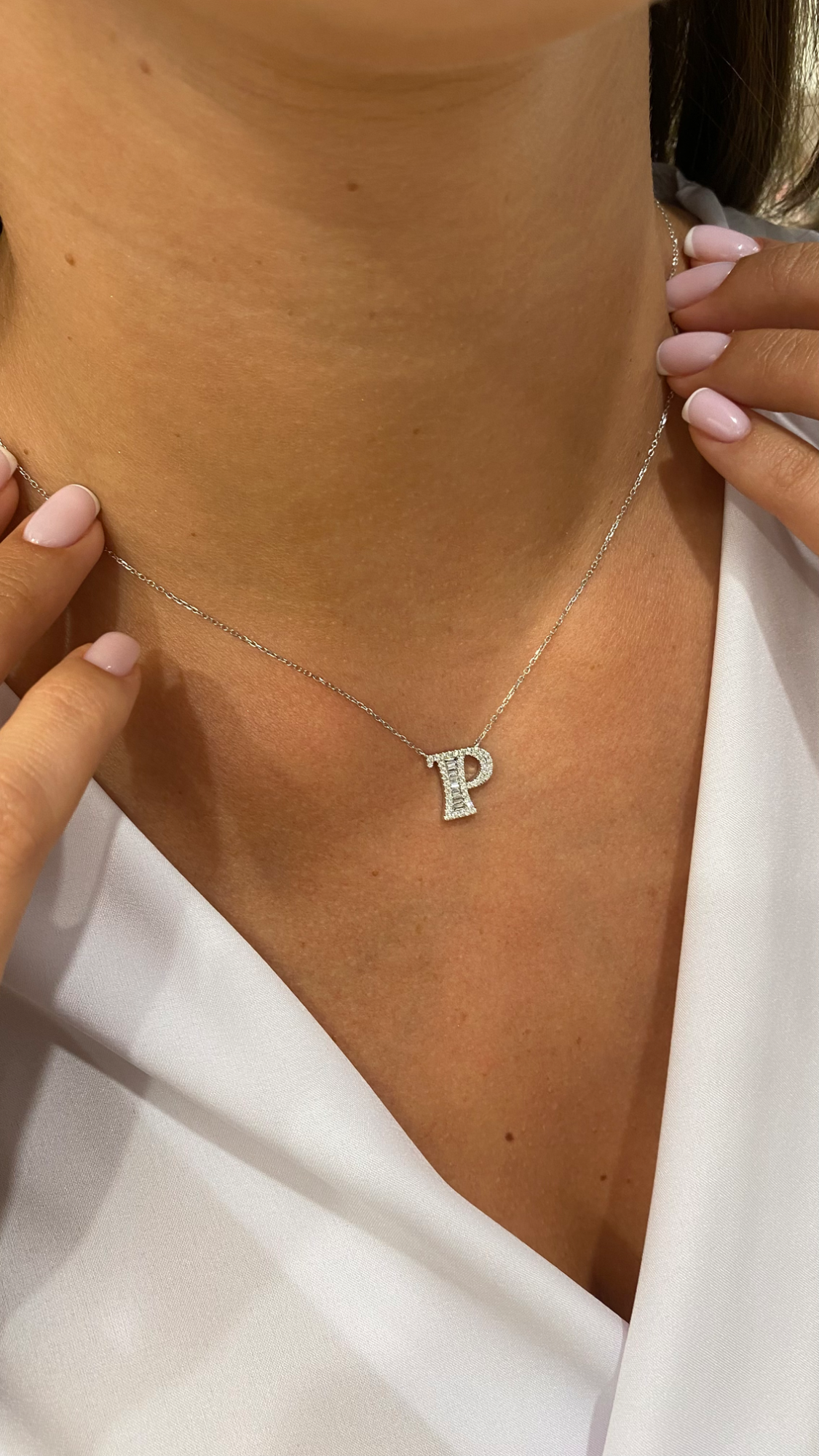 Necklace with the letter P "Collier Première Lettre™" in 18k white gold, photo 5