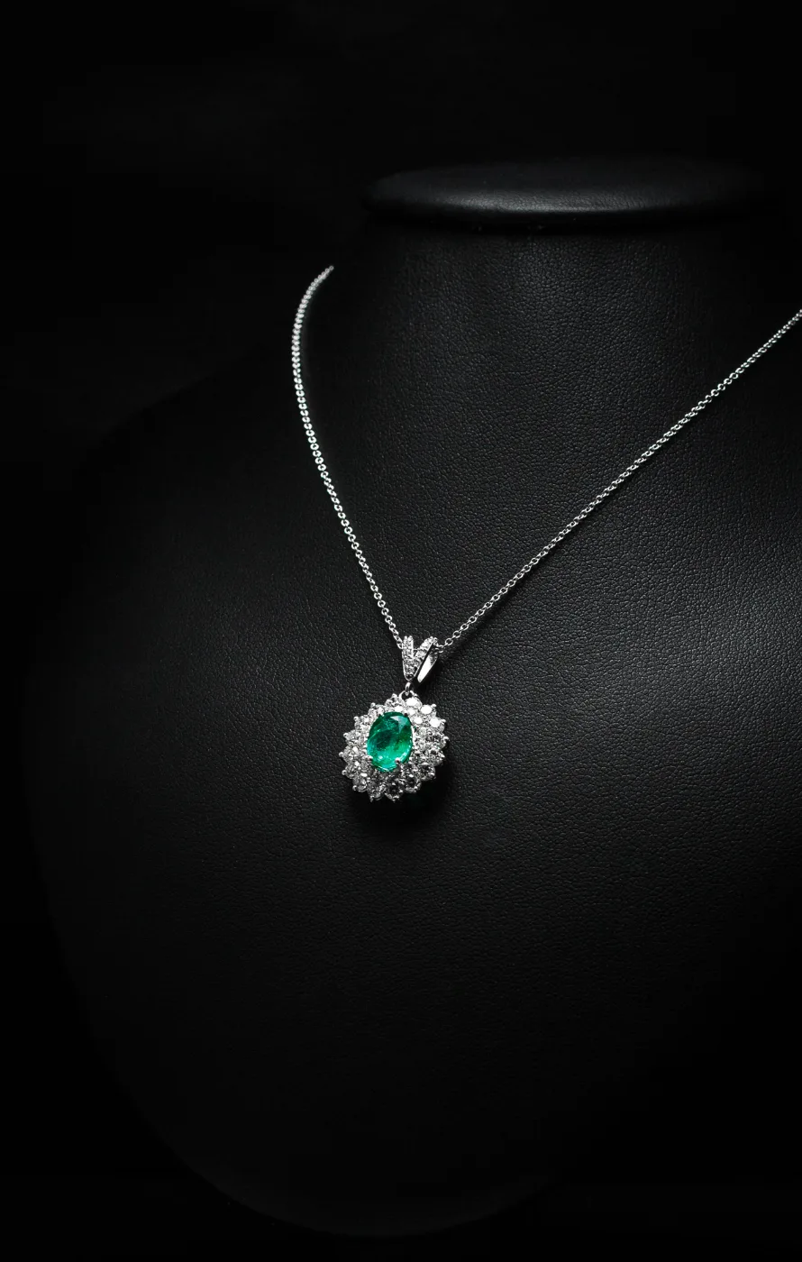 Naszyjnik za szmaragdem "EmeraldCrest™"