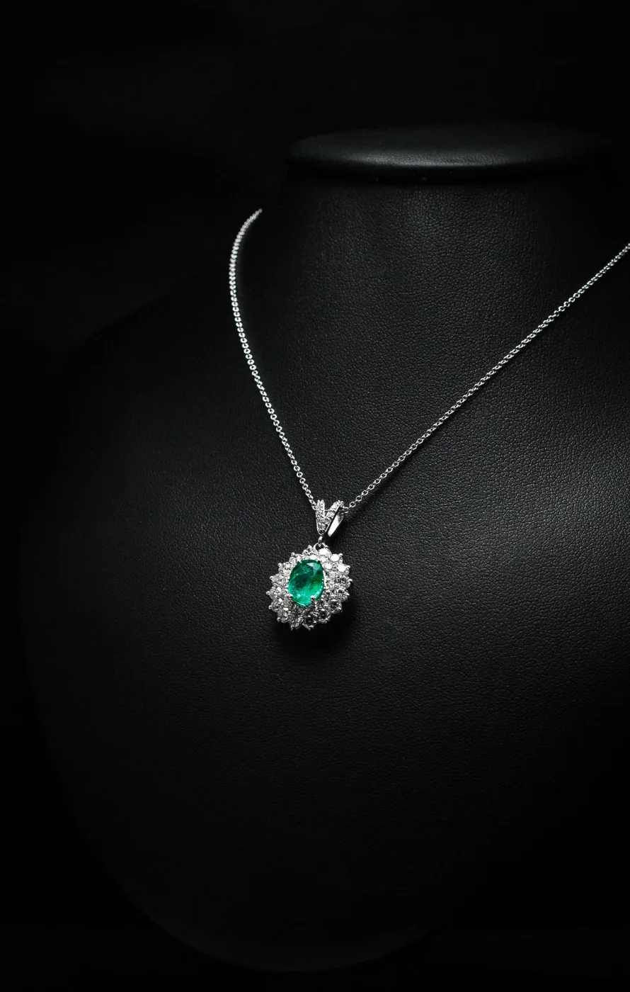 Naszyjnik za szmaragdem "EmeraldCrest™"