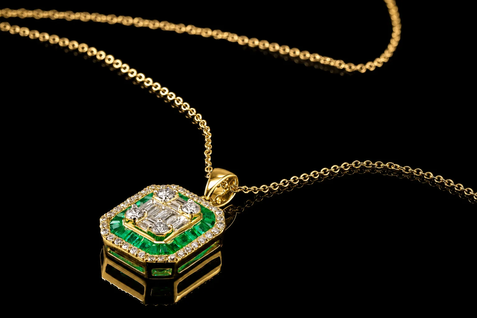 "EmeraldVogue™" Necklace in 18k yellow gold, photo 3