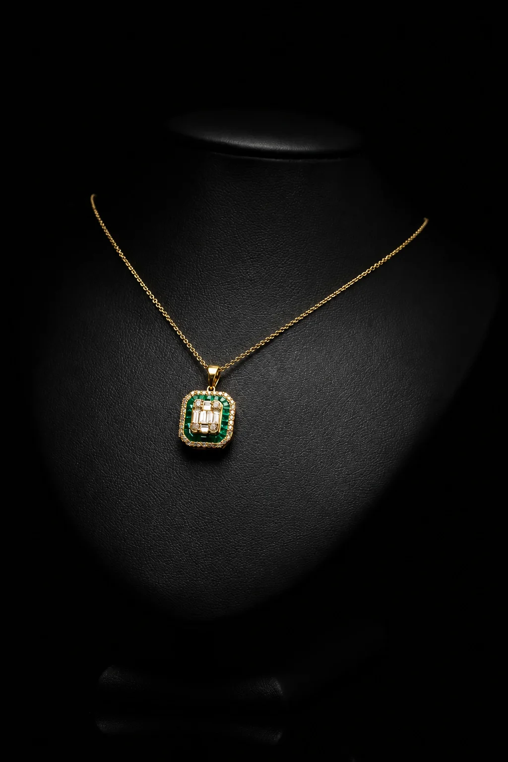 "EmeraldVogue™" Necklace in 18k yellow gold, photo 8