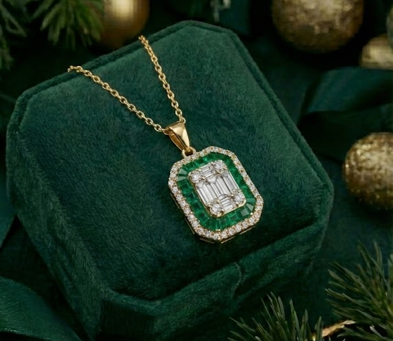 "EmeraldVogue™" Necklace in 18k yellow gold, photo 10