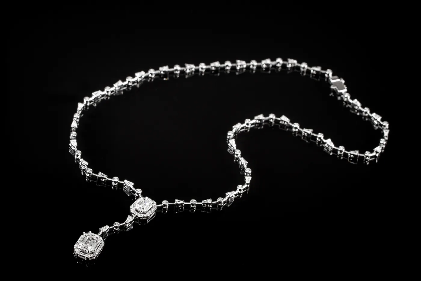 "InvisibleLimited™" Necklace in 18k white gold, photo 4