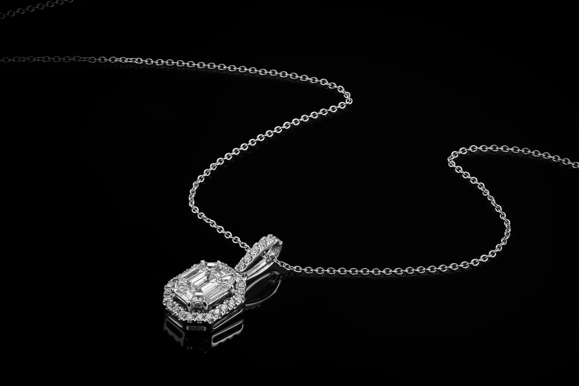 "Limited™" Pendant in 18k white gold, photo 3