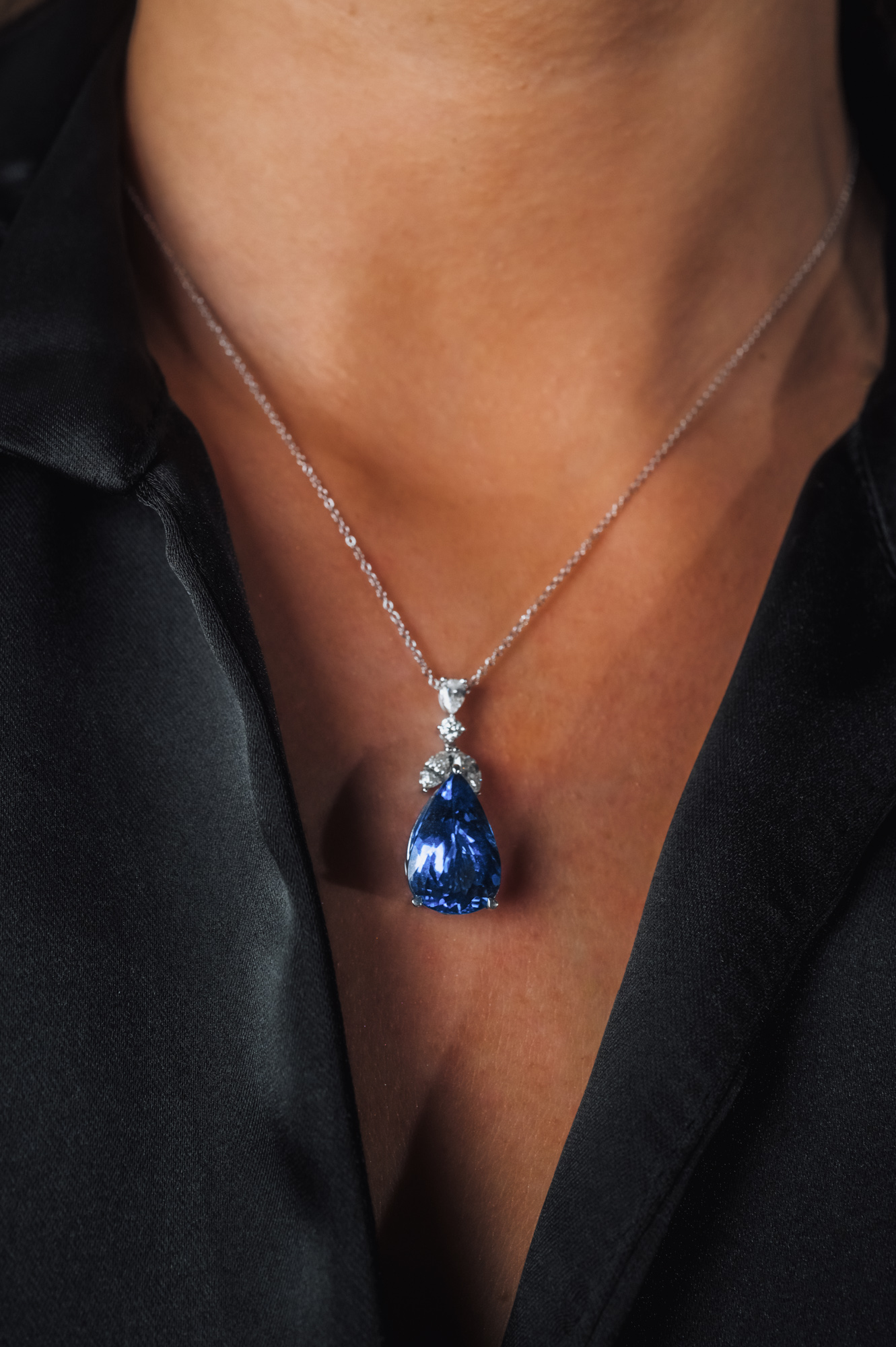 "BlueEternity™" Necklace in 18k white gold, photo 7