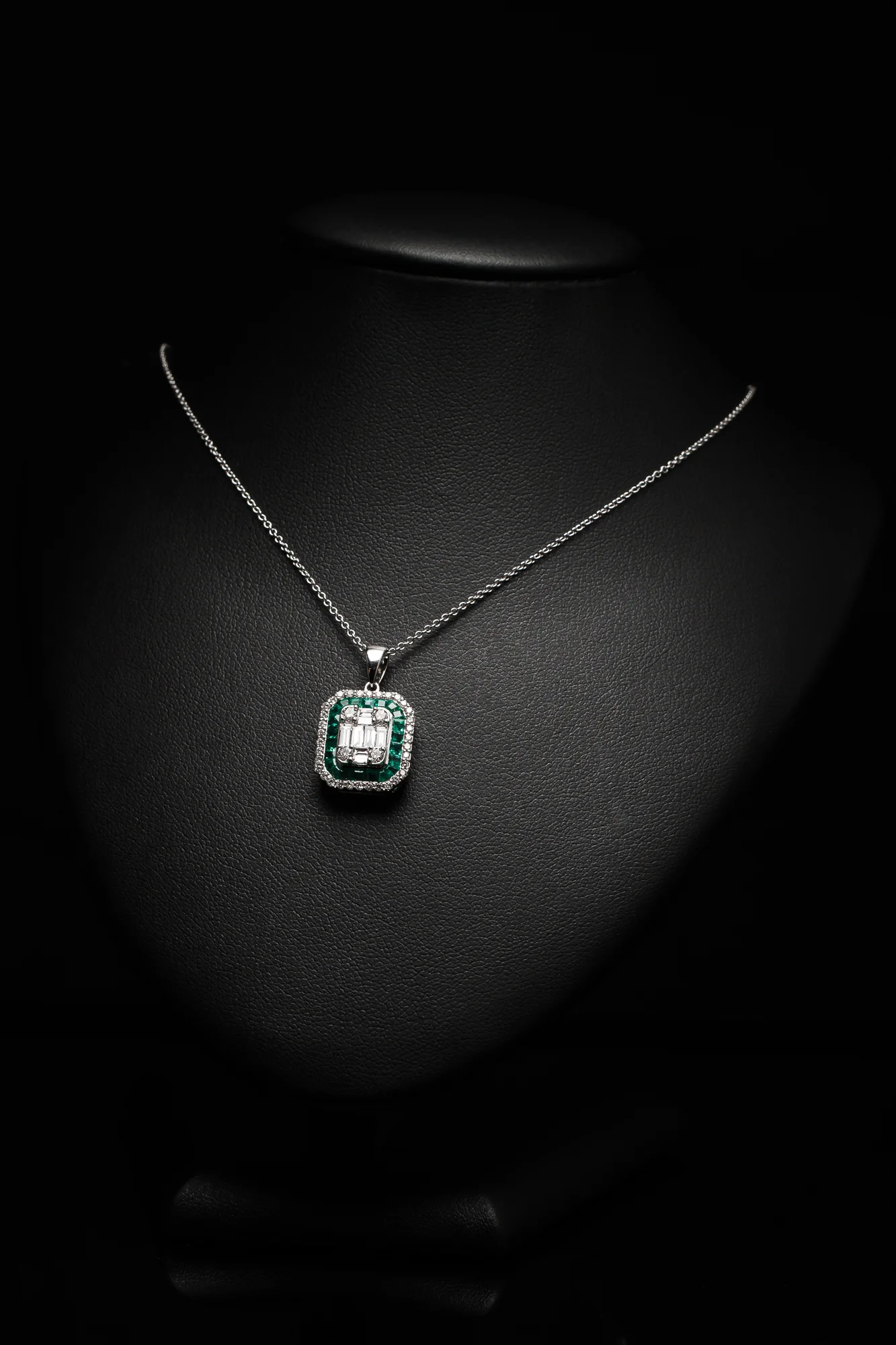"EmeraldVogue™" Necklace in white gold, photo 8