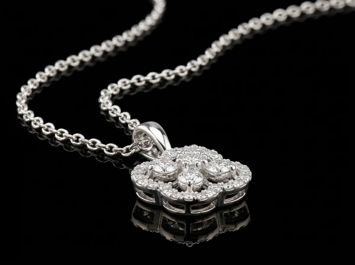 "TrèfleDeLuxe™" Necklace in 18k white gold, photo 3