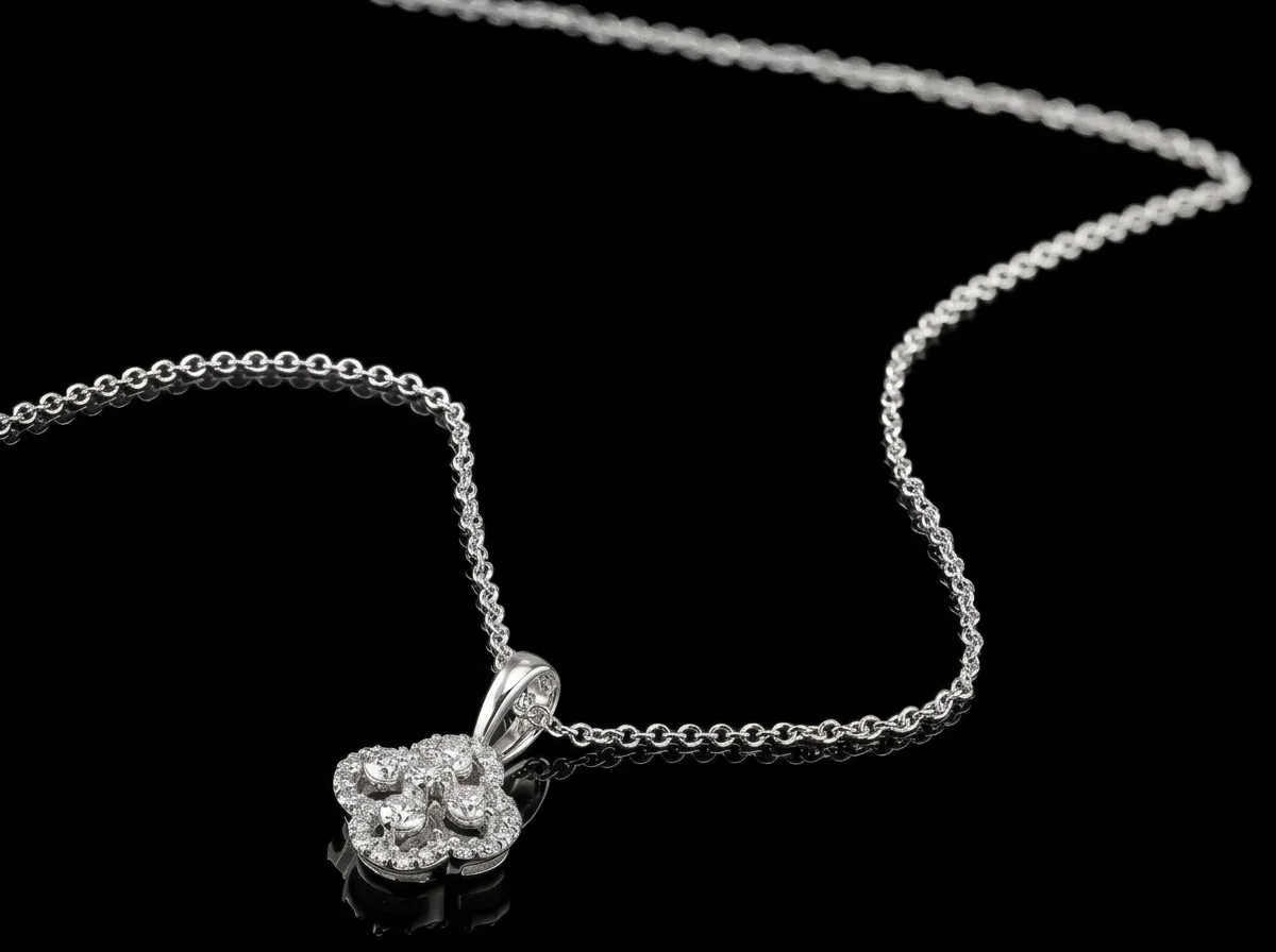 "TrèfleDeLuxe™" Necklace in 18k white gold, photo 6