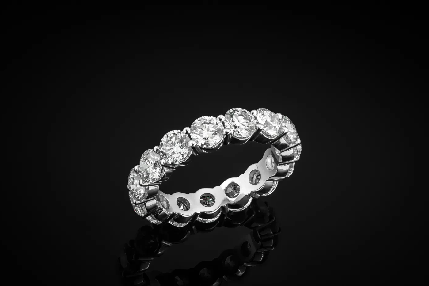 "Enduring Aureate Treasures™" 5.60ct Band – White gold