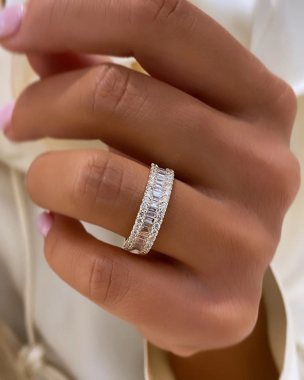 Luksusowa obrączka EssenceDeLove™ z naturalnymi diamentami baguette i brylantami. Wykonana z 18-karatowego białego lub żółtego złota. M&M GOLD Jubiler Gwiazd.