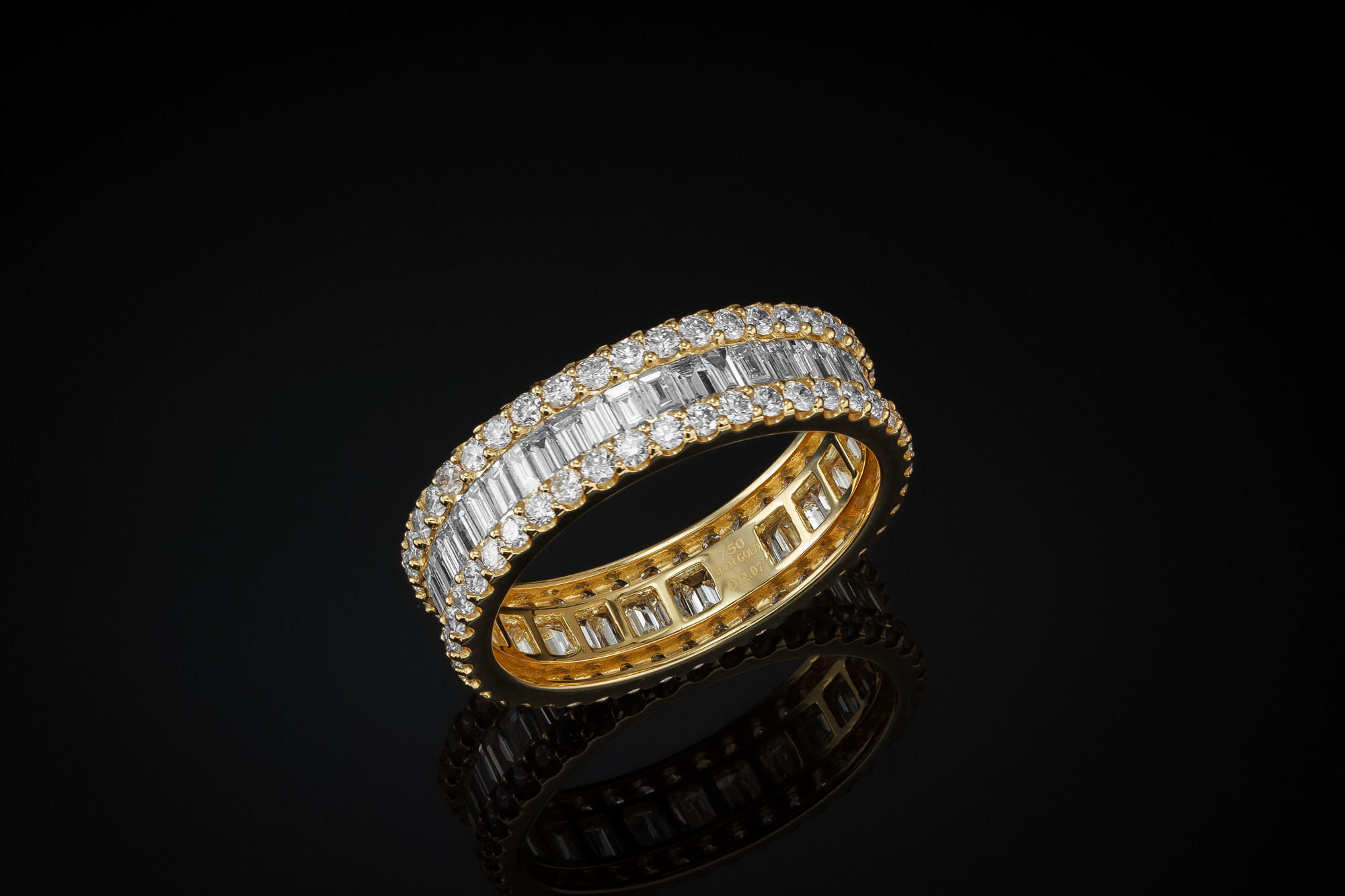 Luksusowa obrączka EssenceDeLove™ z naturalnymi diamentami baguette i brylantami. Wykonana z 18-karatowego białego lub żółtego złota. M&M GOLD Jubiler Gwiazd.