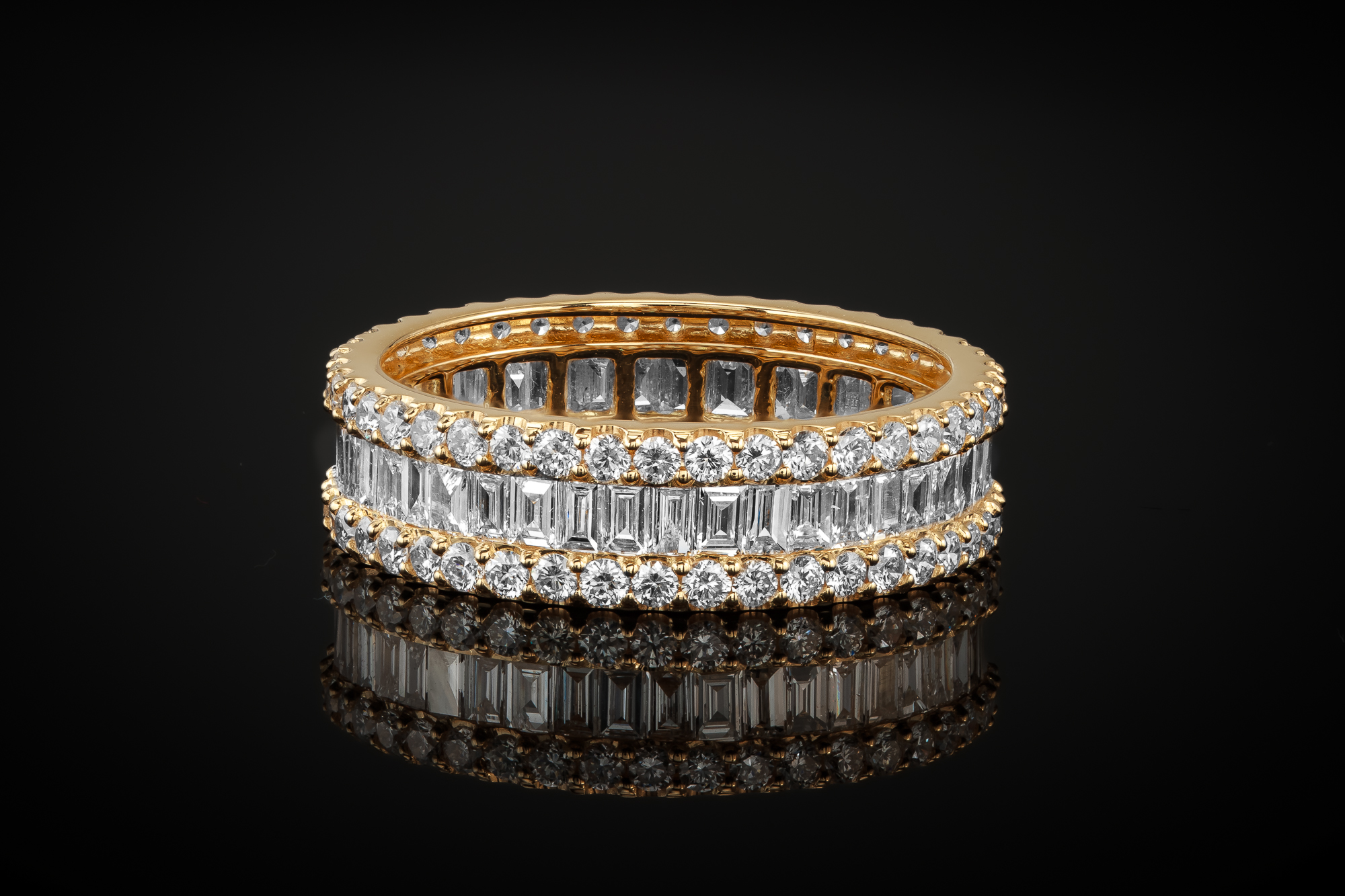 Luksusowa obrączka EssenceDeLove™ z naturalnymi diamentami baguette i brylantami. Wykonana z 18-karatowego białego lub żółtego złota. M&M GOLD Jubiler Gwiazd.