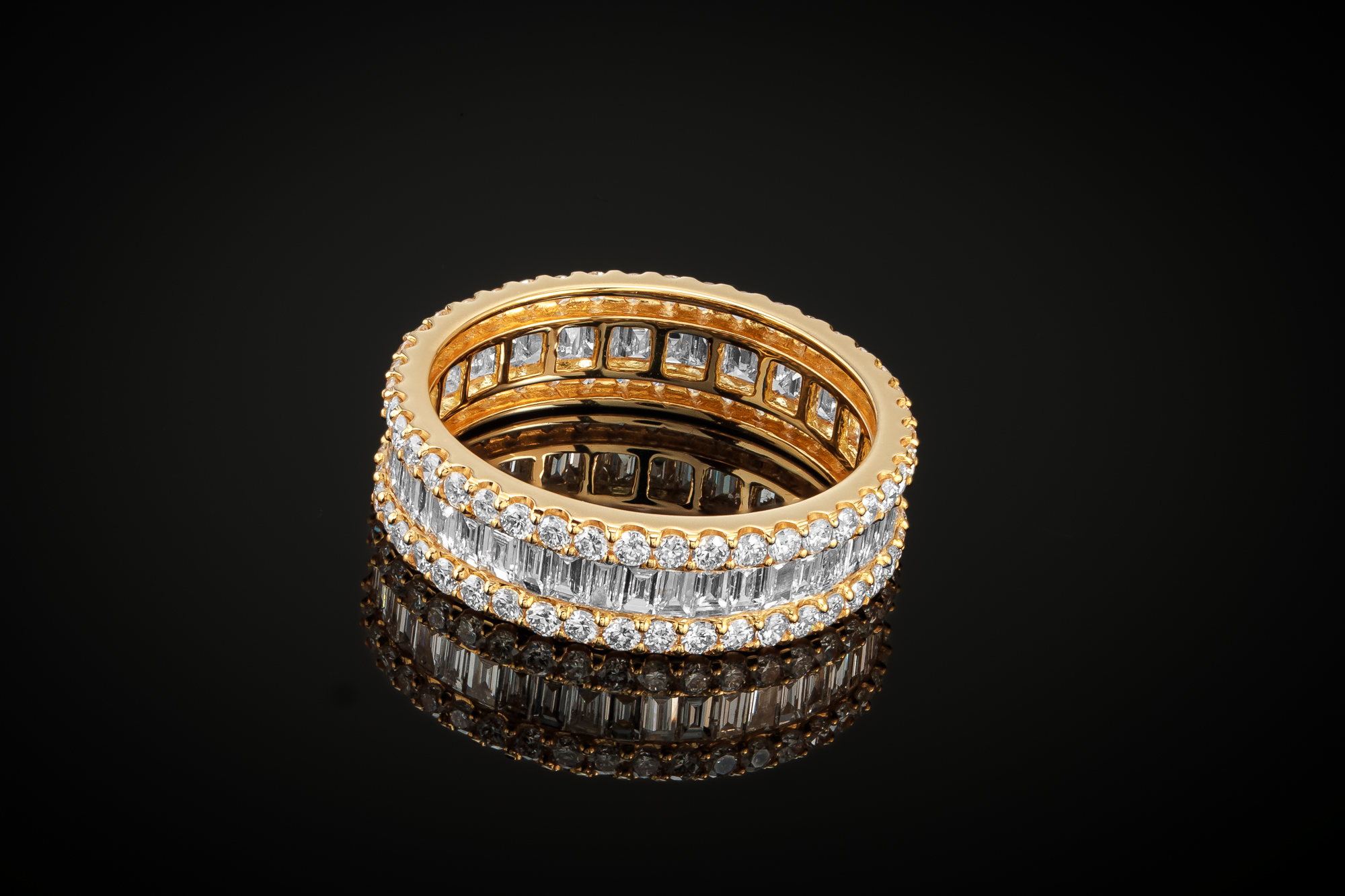 Luksusowa obrączka EssenceDeLove™ z naturalnymi diamentami baguette i brylantami. Wykonana z 18-karatowego białego lub żółtego złota. M&M GOLD Jubiler Gwiazd.