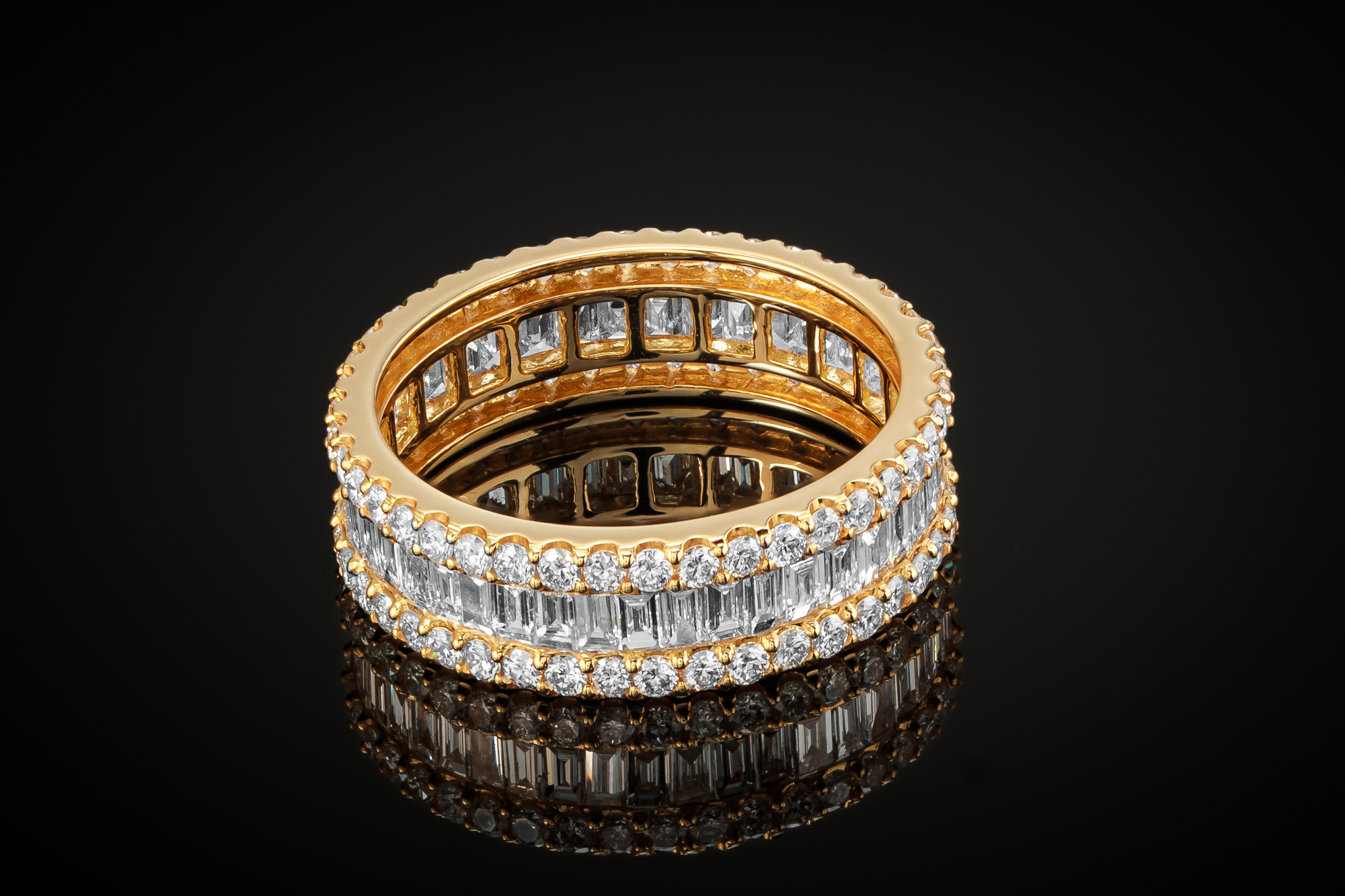 Luksusowa obrączka EssenceDeLove™ z naturalnymi diamentami baguette i brylantami. Wykonana z 18-karatowego białego lub żółtego złota. M&M GOLD Jubiler Gwiazd.