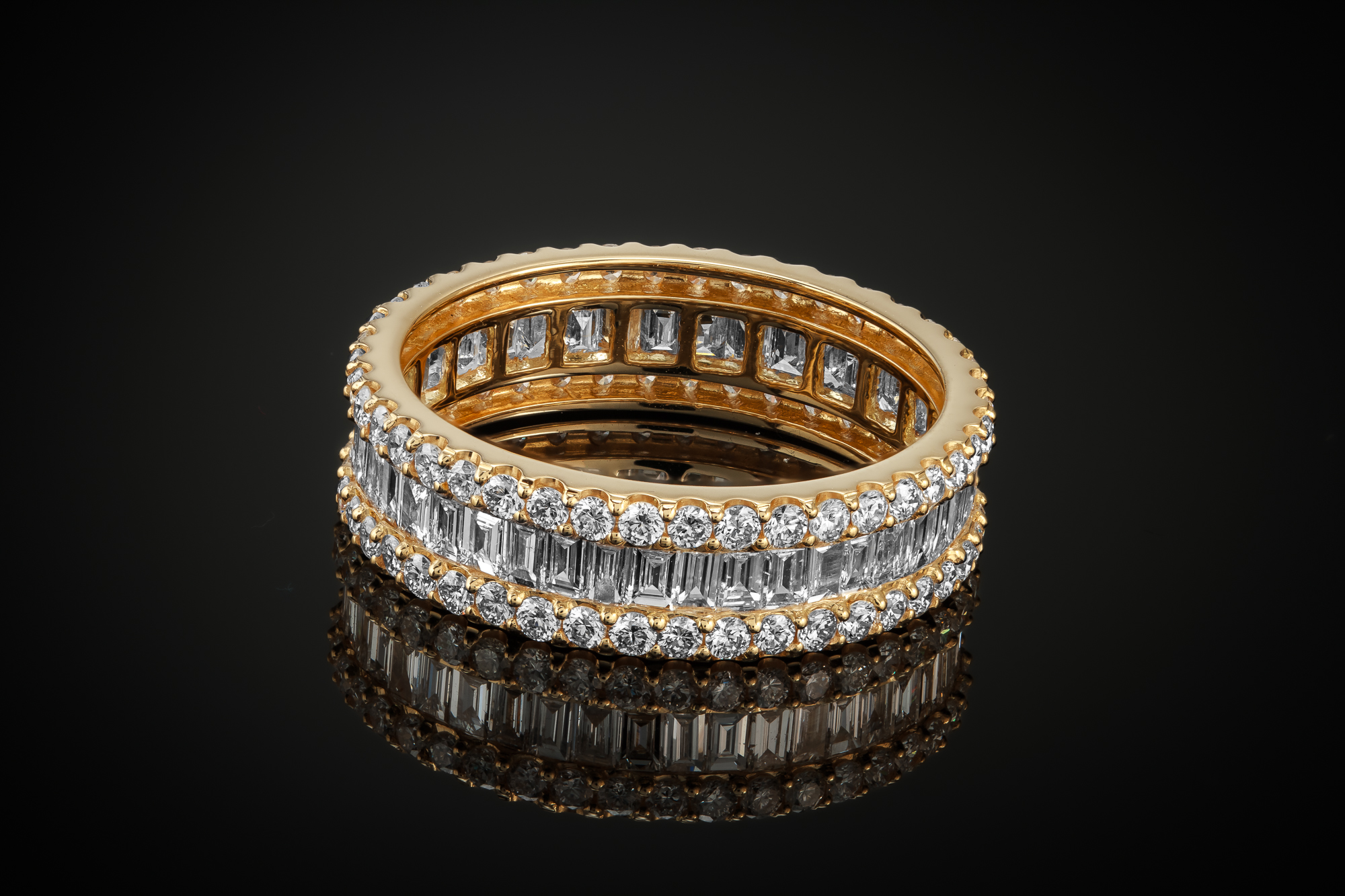 Luksusowa obrączka EssenceDeLove™ z naturalnymi diamentami baguette i brylantami. Wykonana z 18-karatowego białego lub żółtego złota. M&M GOLD Jubiler Gwiazd.