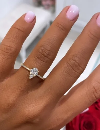 "PearShapeOne™" Engagement Ring in yellow gold, photo 2