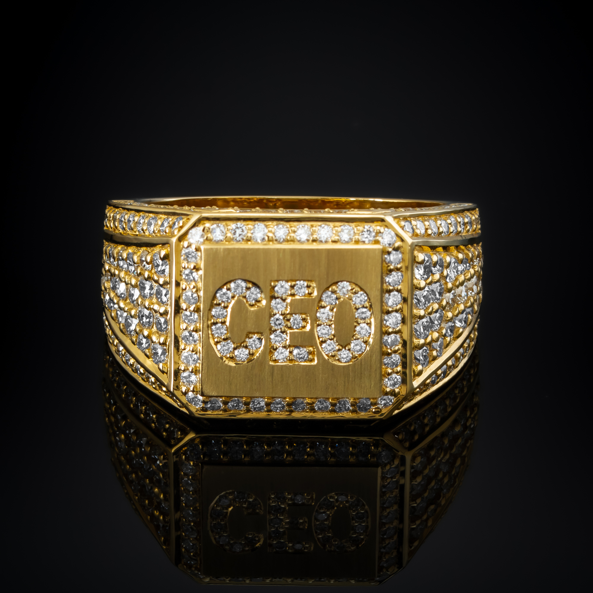 Signet "CEO™" in yellow gold, product view
