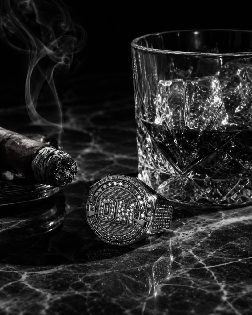 Sygnet M&M GOLD × Omar Montes — martwa natura na marmurze z whisky